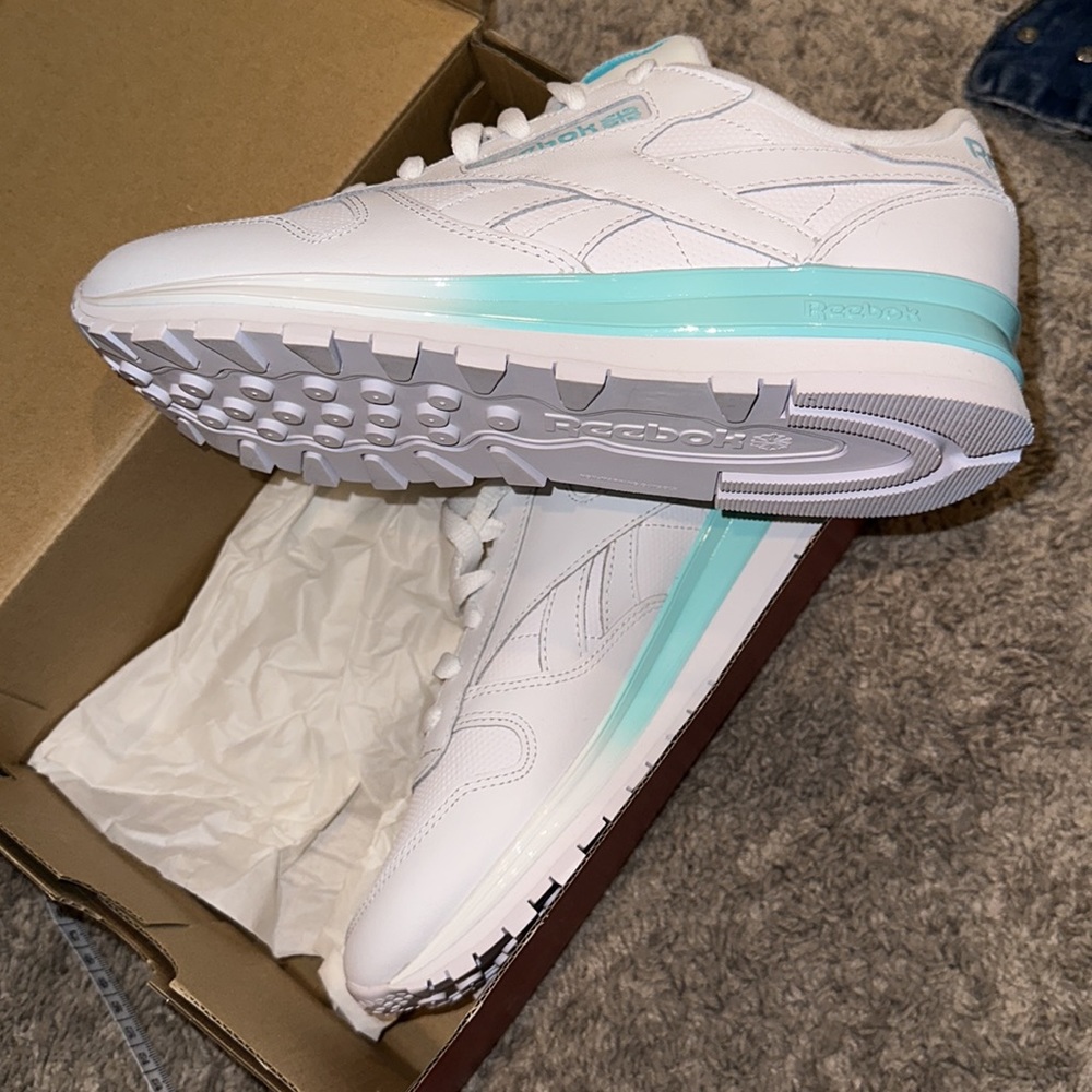 Women’s Reebok - Picture 3 of 5